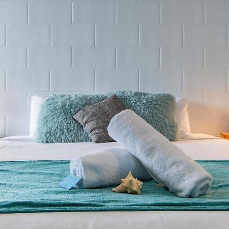 Airlie Sun & Sand Accommodation Studio #1 شاطئ إيرلي المظهر الخارجي الصورة