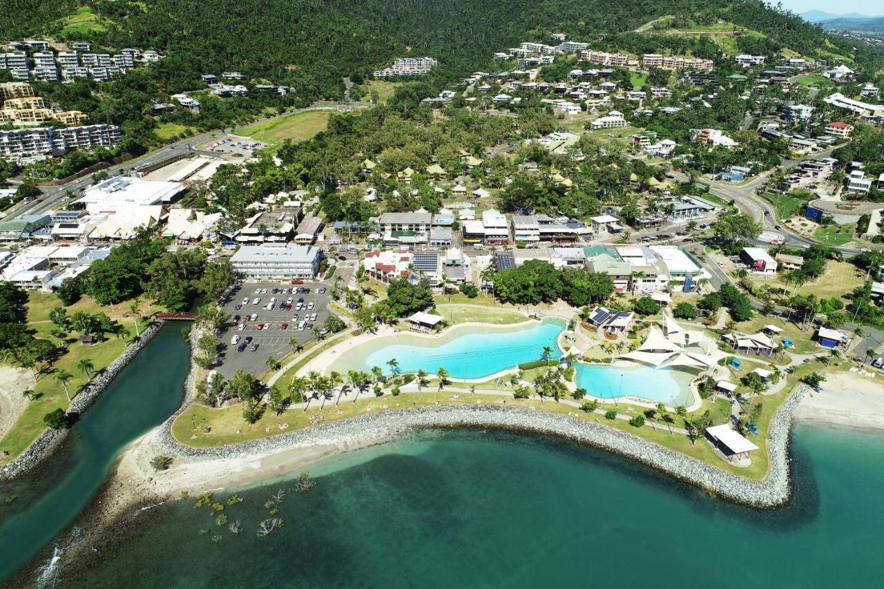 Airlie Sun & Sand Accommodation Studio #1 شاطئ إيرلي المظهر الخارجي الصورة